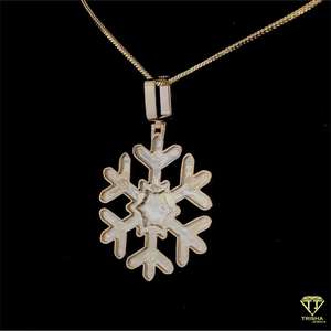 Colgante de copo de nieve helado hecho en plata 925 adornado con diamantes de moissanita brillante para el regalo de cumpleaños y Navidad - Product Image 5