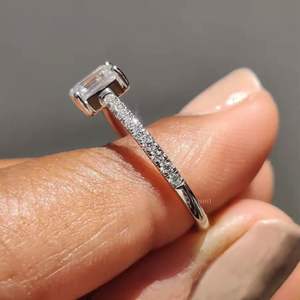 แหวนเพชรเลี้ยงในห้องปฏิบัติการทรงหรูหรา ประดับด้วยพลอยทรงกลม เหมาะสำหรับงานหมั้นและการสวมใส่ในชีวิตประจำวันที่เหนือกาลเวลา จากประเทศอินเดีย - Product Image 5