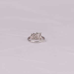 Anillo de Compromiso con Diamante Cultivado en Laboratorio de 4.5 CT, Corte Esmeralda Ascher, Oro Blanco Sólido de 14KT, Certificado IGI, Engaste de Bisel, Moderno para Mujer - Product Image 5