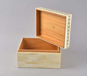 Boîte décorative de luxe artisanale en incrustation d'os, avec un motif élégant de vignes florales blanches sur un fond gris, rectangulaire - Product Image 4