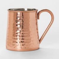 Pichet en cuivre rustique élégant pourlook traditionnel attrayant dans les cafés à la maison fine cuisine et table de luxe