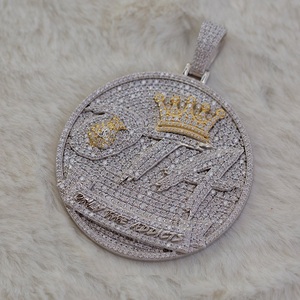 Pendentifs breloques en argent sterling avec moissanite ronde taille princesse 4 carats, style HipHop, logo, certifiés IGI, sertis en canal - Product Image 1