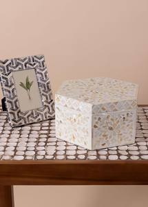 Caja hexagonal de nácar brillante, meticulosamente elaborada con joyero Capiz para organizar accesorios o presentar regalos - Product Image 5