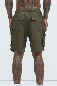 Pantalones cortos de carga verde oliva para hombre con múltiples bolsillos utilitarios Construcción de tela resistente y ajuste relajado para estilo informal urbano - Product Image 5