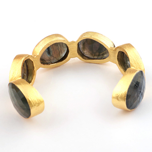 Guntaas Gems Designer Collection Bracelet manchette en labradorite de feu vert Finition brossée texturée Bracelet manchette réglable fait main - Product Image 6