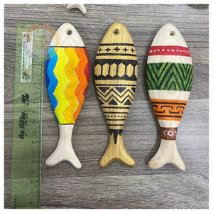 Tallado de peces de madera flotante sostenible: auténtica decoración hecha a mano para entusiastas acuáticos - Product Image 1