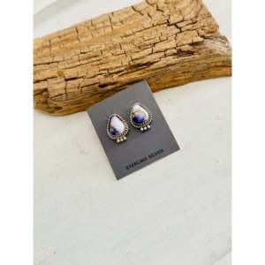 Boucles d'oreilles clous Trish Largo Purple Mohave en composite et argent sterling, forme goutte d'eau avec technologie d'incrustation à sertissage clos - Product Image 4