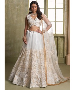 LehengaCholi en coton pour femmes, brodé de style Rajasthani, avec travail de perles et chemisier en velours pour les occasions de mariage - Product Image 1