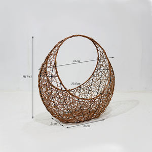 Cesta de Regalo Tejida en Forma de Luna Creciente Multifuncional Ecológica de Plástico Marrón Artex Dong Thap con Asa Alta - Product Image 1