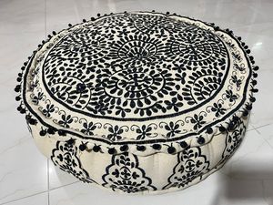 Pouf carré fait à la main en coton au design moderne pouf brodé de deux couleurs personnalisables pour la décoration de jardin pouf rempli - Product Image 3