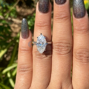 Anillo de bodas con corte Marquesa de 3,86 CT, anillo de acento oculto de moissanita incolora, anillo de compromiso de oro blanco sólido de 18 quilates para ella - Product Image 1
