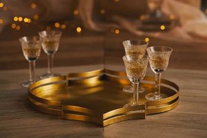 Bandejas de servicio de latón pulido brillante hechas a mano de La India Bandeja de servicio de metal de latón decorativa de mesa para servir bebidas y aperitivos - Product Image 3