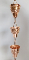 Chaîne de pluie artisanale traditionnelle en cuivre gaufré, finition or rose, élément décoratif de jardin de luxe pour usage domestique et extérieur