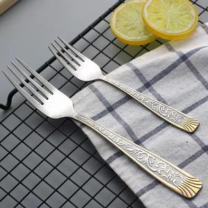 Ensemble de couverts en acier inoxydable de haute qualité avec manche à motif doré, adapté aux repas formels et aux occasions spéciales - Product Image 4