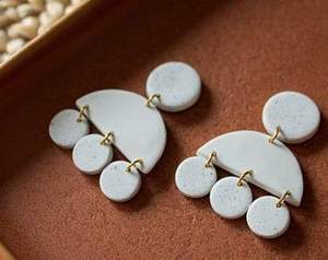 Boucles d'oreilles en résine sculptée à la main imprimée en émail avec paillettes, tourbillons et finition antique Un accessoire coloré pour les plages et les fêtes - Product Image 5