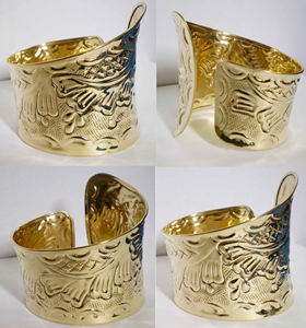 Brazalete de Cobre Chapado en Oro de Lujo para Mujer, Diseño Asimétrico Único de Alas de Mariposa, Brazalete de Metal Repujado - Product Image 4