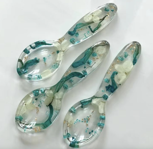 Ustensiles de service à salade en résine de luxe Cuillères et fourchettes à salade élégantes et légères pour la décoration de la cuisine et de la salle à manger modernes - Product Image 4