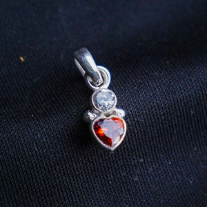 Corazón de piedra roja y Circonia cúbica, Plata de ley, colgante de piedras preciosas - Product Image 1