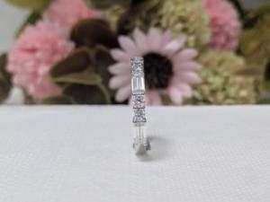 แหวนแต่งงานแบบมินิมอลทองคำขาว 14K สำหรับเธอ ประดับเพชรทรงบาแก็ตต์และทรงกลม 1.30 กะรัต แหวนแต่งงานแบบ Eternity ของขวัญวันวาเลนไทน์ - Product Image 5