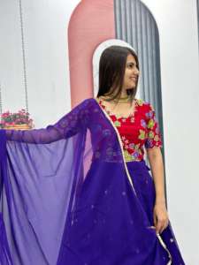 Lehenga Choli de Diseño Indio de Alta Calidad con Bordado Intenso y Lentejuelas para Mujer, Disponible a Bajo Precio - Product Image 3