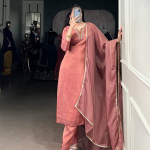 Traje de Salwar de seda de tejido viscosa de colección étnica india con remolachas trabajo hecho a mano encaje táctil ropa de boda y fiesta para mujer - Product Image 1