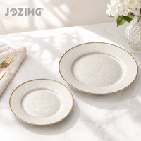 Assiettes de table en porcelaine blanche de luxe avec bord doré, motif floral en relief, vaisselle en céramique, vente en gros, stock disponible