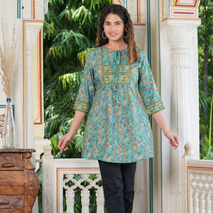 Kurti court en rayonne à imprimé géométrique noir pour femmes, avec col rond et manches 3/4, conçu pour un port quotidien doux et confortable - Product Image 1