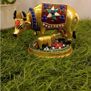 Article décoratif fait sur commande comportant une paire de vaches embellie avec les perles et les ornements colorés. Idéal pour la décoration intérieure - Product Image 1