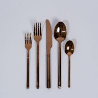Ensemble de couverts modernes et élégants en métal plaqué or pour la décoration de la table de la cuisine de luxe et les dîners de fête