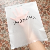 Sacs d'emballage pour t-shirts en plastique mat personnalisés 2026 avec fermeture éclair, sacs réutilisables à fermeture éclair pour vêtements et maillots de bain