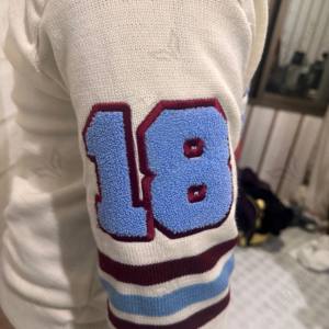 Chaqueta de Punto Personalizada de la Universidad Talladega, Cuello Solapa, Color Crema, con Bordado y Logotipos de Chenilla 1867, Corte Unisex - Product Image 3