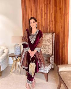 Nouveau velours de Viscose lourd indien de créateur avec broderie lourde séquence travail haut bas et bordure en dentelle Collection de costumes Dupatta - Product Image 1