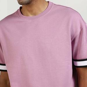 Ensemble de survêtement décontracté deux pièces en maille respirante pour homme, nouvelle collection été, avec logo personnalisé imprimé, motif uni, chemise à manches courtes - Product Image 3