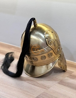 Casque de cavalerie en laiton de style ancien avec plume en crin de cheval noir, protège-oreilles décoratifs, armure de présentation et de costume
