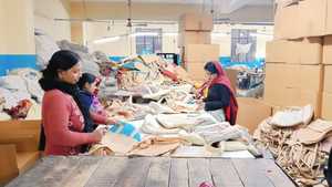 Bolsos de playa hechos a mano a rayas a la moda en tela de yute, bolsos de playa, bolso de ganchillo para mujer con Chindi multicolor - Product Image 4