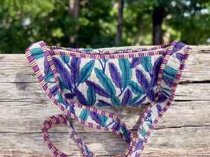 Bolsa con Estampado a Mano con Hojas Púrpuras y Verde Azulado sobre Fondo Blanco, Fácil de Lavar, Accesorios para Mujer - Product Image 3