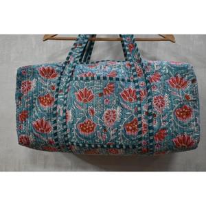 Bolsa de Viaje de Lona Acolchada Estilo Boho, Estampado Floral Indio Hecho a Mano, Bolsa de Fin de Semana de Lujo Ligera con Asa para el Hombro - Product Image 1