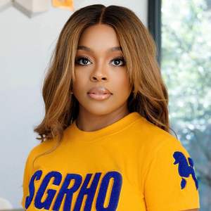 SGRho Poodle Sleeve Chenille Tee Sigma Gamma Rho Sorority Apparel Manches brodées Caniche Mascotte Greek College Style Tee - Product Image 2