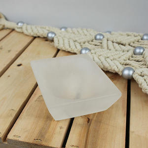 Cuenco de Selenita Cuadrado Tallado con Escultura de Ángel Grabada - Product Image 3