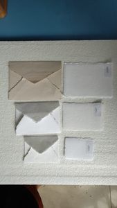 Papier fait main en coton à bords décalés sur mesure Papeterie de mariage design amour élégant Invitation avec enveloppes assorties - Product Image 5