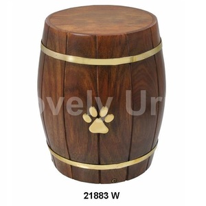 Urnas Funerarias para Mascotas de Madera Maciza de Palo de Rosa con Incrustaciones de Latón, Estilo Americano, Ecológicas y Personalizables con Huella de Pata - Product Image 1