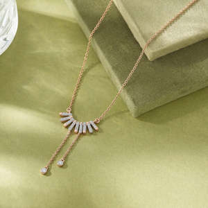 Collier pendentif Arinya Flowline en or rose et diamants - Product Image 1