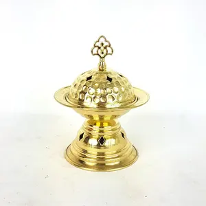 Quemador Bakhoor o Dhoop de latón real con tapa de cúpula con acabado martillado y remate floral para Pooja y oraciones - Product Image 1
