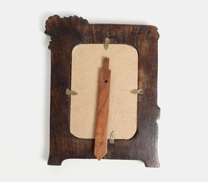 Cadre photo moderne sculpté à la main en bois de manguier au design floral pour photos de 5x7 pouces - Product Image 3