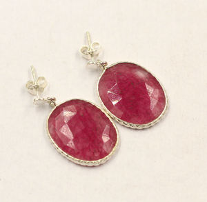 Pendientes de Plata de Ley 925 con Baño de Rodio, Diseño Minimalista con Engaste de Bisel y Piedra Preciosa de Rubí Rojo, Listos para Enviar - Product Image 1