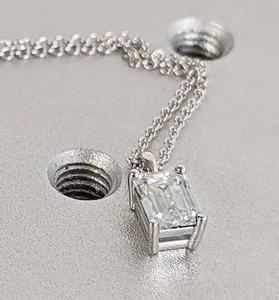 Collier Solitaire Lab Grown Diamant de laboratoire taille émeraude en or 14k Collier minimaliste pendentif en diamant de laboratoire - Product Image 1