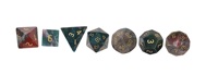 Ensembles de dés en pierre de sang naturelle gravée personnalisée jeu de dés personnalisé à utiliser en gros dés en pierre de cristal naturel Vikings