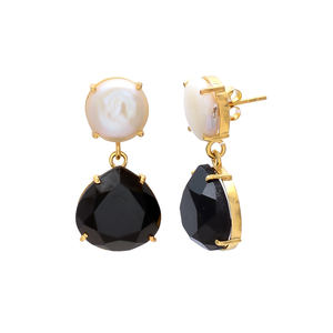 Belles boucles d'oreilles élégantes en onyx noir doublet de perles de fiançailles de mariage de haute qualité plaqué or - Product Image 1
