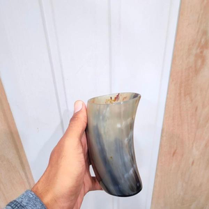 Verre à vin en corne d'ours Vinning, écologique, fait à la main, forme naturelle moderne, avec impression de logo personnalisé - Product Image 3