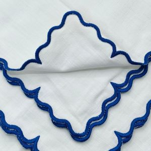 Servilleta de tela de algodón elegante color azul real con borde festoneado para cenas, bodas y restaurantes - Product Image 4